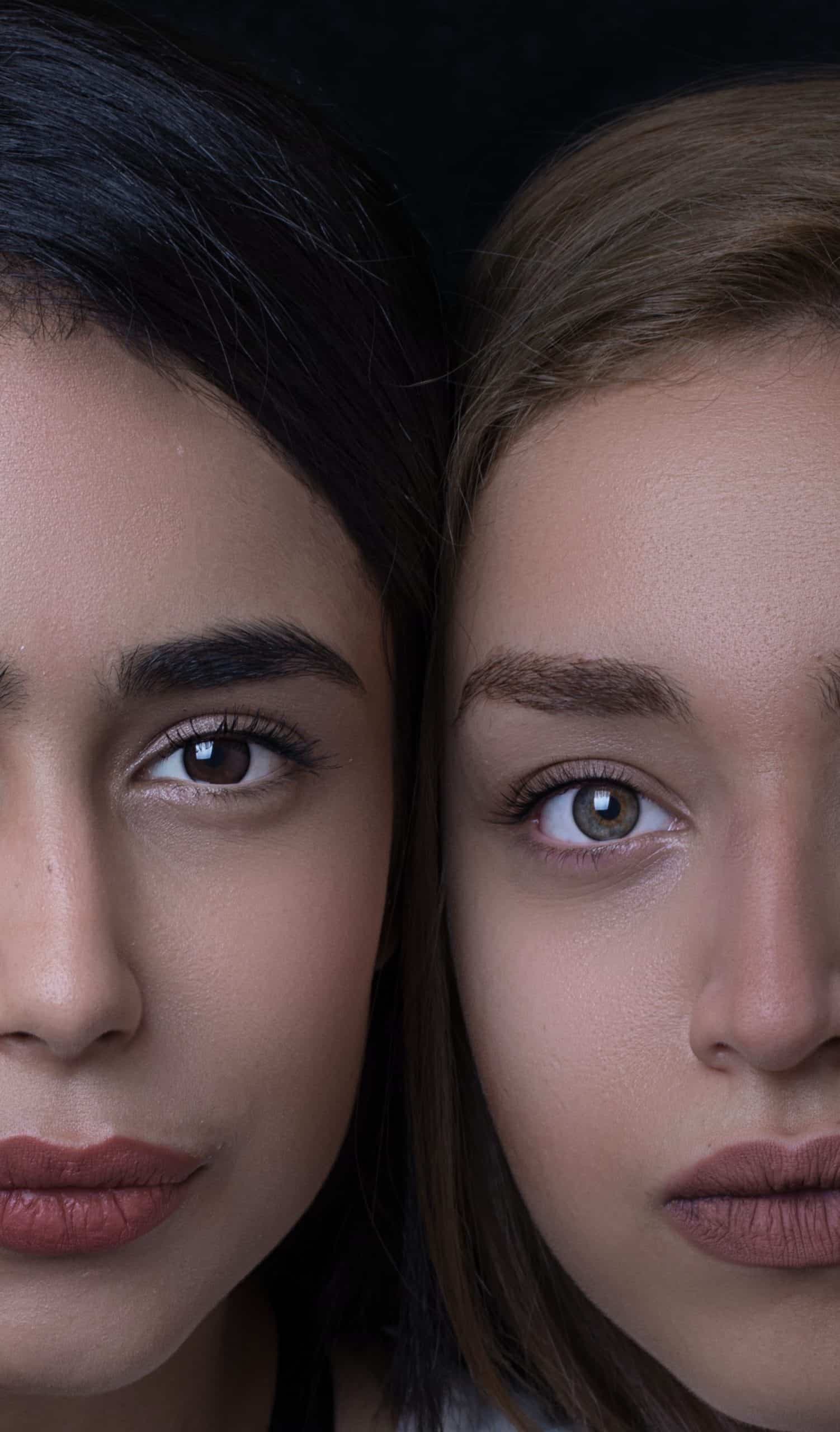 Technicienne Mikrolash posant des extensions de cils en formation